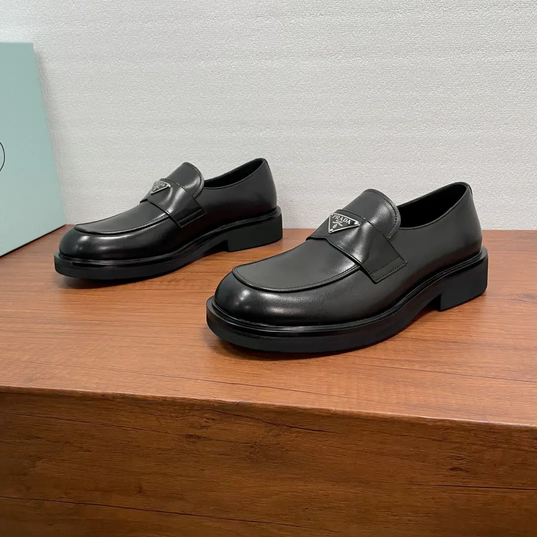 Prada A man's new leather and lyric shoes. This lyver shoes are so elegant and so modern.. Made with black cow hide and bright face, hand-skinned, bead-and-gold leather., The front cross-trip is marked with trigonometric metal, the stump logo details., Sewing of imported car beds, Shoes-to-shoe design, Combining the skin with the vulcanization resistant grinding.EVAThe bubbles are so light and so deep., Full cow skin and a gold-hot pedal., - He's a man.. Classic Fashion, The upper foot is comfortable.！Dustproof bag with original box！ Codes: 39-40-41-42-43-44 Standard leather shoe size.（38/45I'll make sure I don't change it.） The cargo.: XY Triangular Markers Black cow skin.