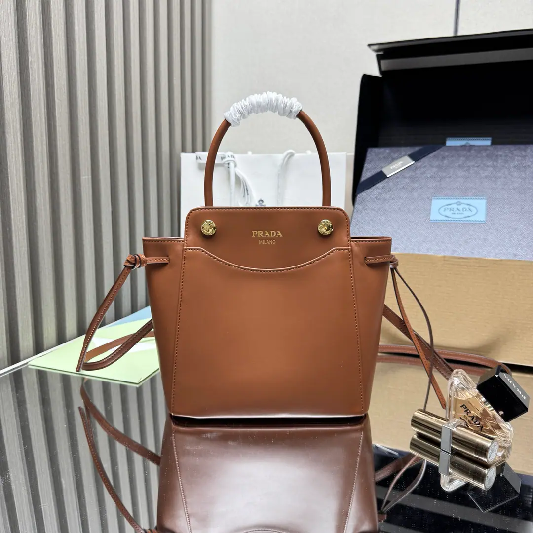 【Top First List】🎉New paragraphCarryHandbag.🎉1BA 🎉🎉This bag is based on its fashion-precision design., I've been able to put a dynamic beauty into every detail of daily use.. The broad-forming apparel is made from imported cattle., It's worth it., Adjustable leather shoulder belt. Magnetic closing device, It's a unique retrograde style.. The top is very fashionable.. Ladies., Let's get started.🎉🎉Dimensions: Long19xHigh21xBottom7cm🎉🎉🎉