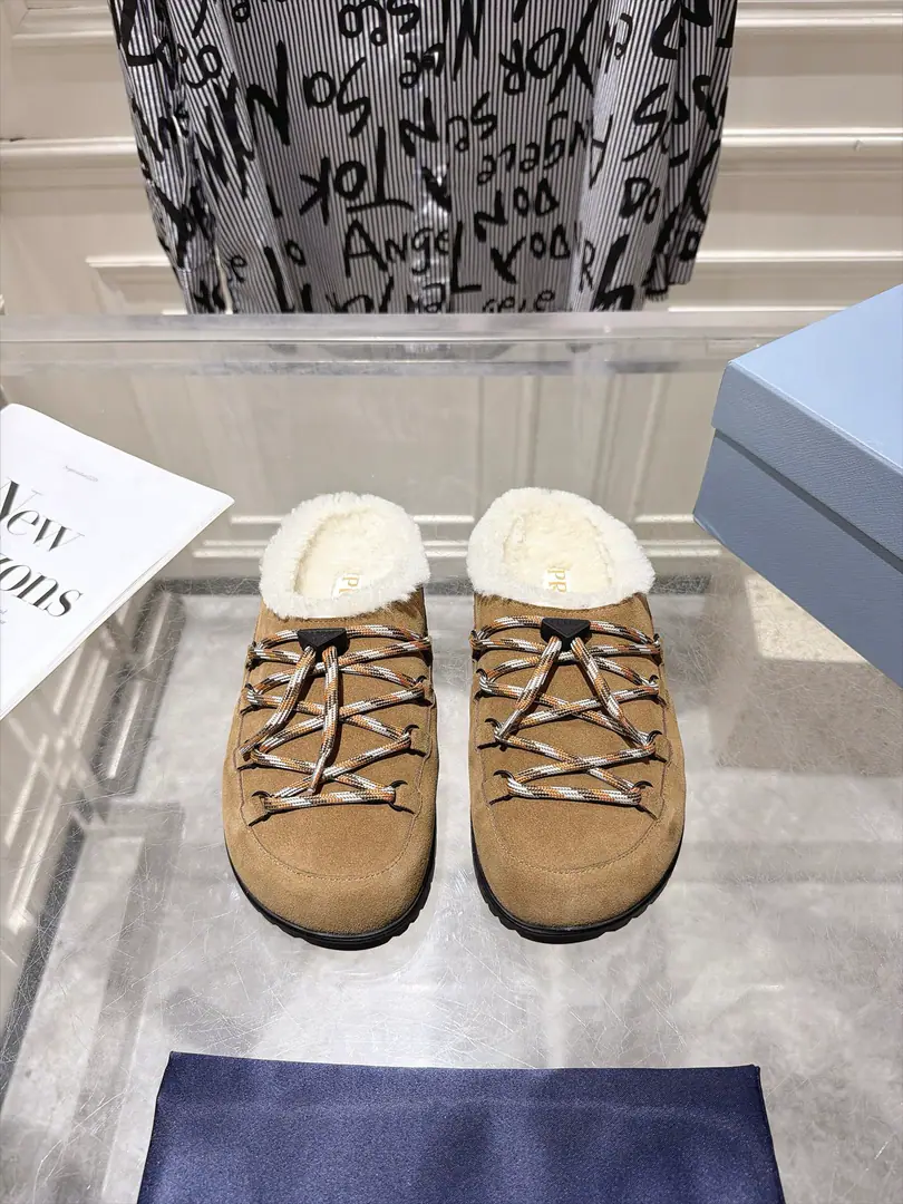 Prada 2026 The new winter belt is half-grafted. SignalALAIAStraps. With a sharp line and a fine metal. The retro-blank design. A smart touch to the foot. With a few of the elegances of old times. The fabric is custom-made for the cow counter-emerging. The insides are all wool. Original modeling, slide-proof floor size: 35-40