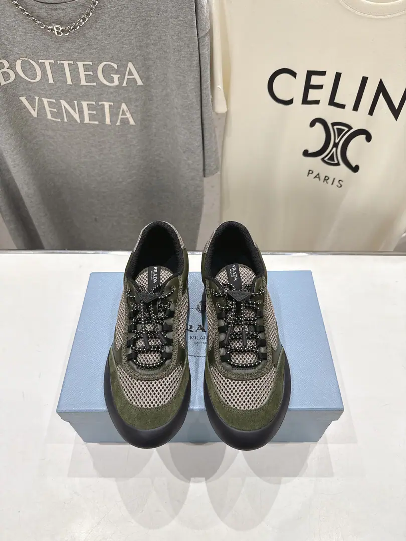 Female/Men 🏧𝐏𝐑𝐀𝐃𝐀Prada. Latest series Top Cozy, couple shoes.👫Leisure sports shoes The fabric imports the cow skins.+Airnet. I'll use airnets inside. Original OpenTPUOtsumi! Size35-45 [Women40.41/Men45Make a reservation.]