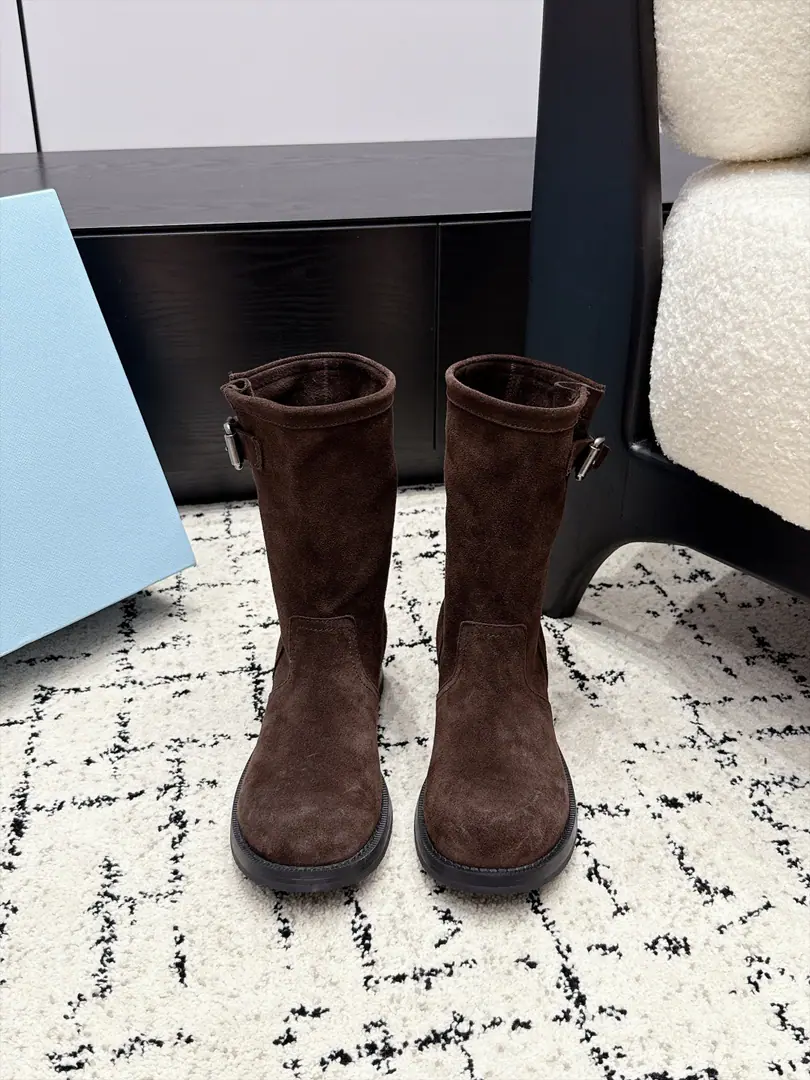 Prada 26/Autumn and winter knight boots. Roundheads, centered boots. Fashioned, leisure boots., It's so unique., Everybody loves and rides easy. It's gonna blow every year..And there's a hundred classic shoes., Enough to conquer you., Put it on., I'm not going to miss it., The feet are simple and handsome. ✔️Shoe.: Head-hair. ✔️Uchi.: Water-tied cow skin. ✔️Otsumi!: Real skin combinations are slippery. ✔️Size: 35-41（40 41Do it.）