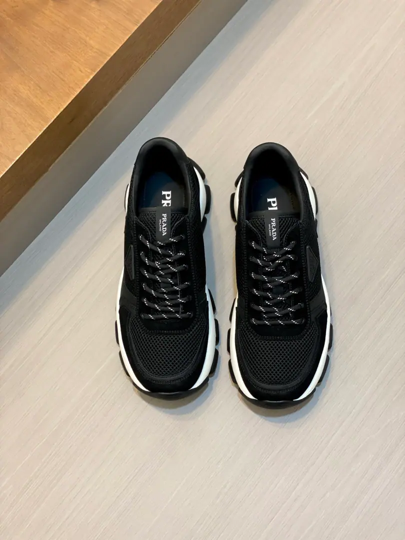 PRADA/Prada. Montecarlo Re-Edition 2026Summer leather shoes. This sneakers...2026Year as first yearLinea RossaPart of the series, Comfortableness is integrated into the design of fine innovation.. The latest style is sports style., Returning with soft-feather cattle leather and fabriced net eye shoes, Match visible top thread stitches, Respond to original mitochonous lines. I'm inspired by my driving shoes., A soft, flexible leather bag with a rubber deconstructed sole., And give the sneakers a light look and a smooth beauty.. The shoe is burning gold.logologo decoration, The watered cow's skin is covered with gold-coated cow's skin., I'll take a breath of air from my feet.！Full packaged dustproof bags！ Size: 39-40-41-42-43-44 Standard leather shoe size（45I'll make sure it's not changed.）