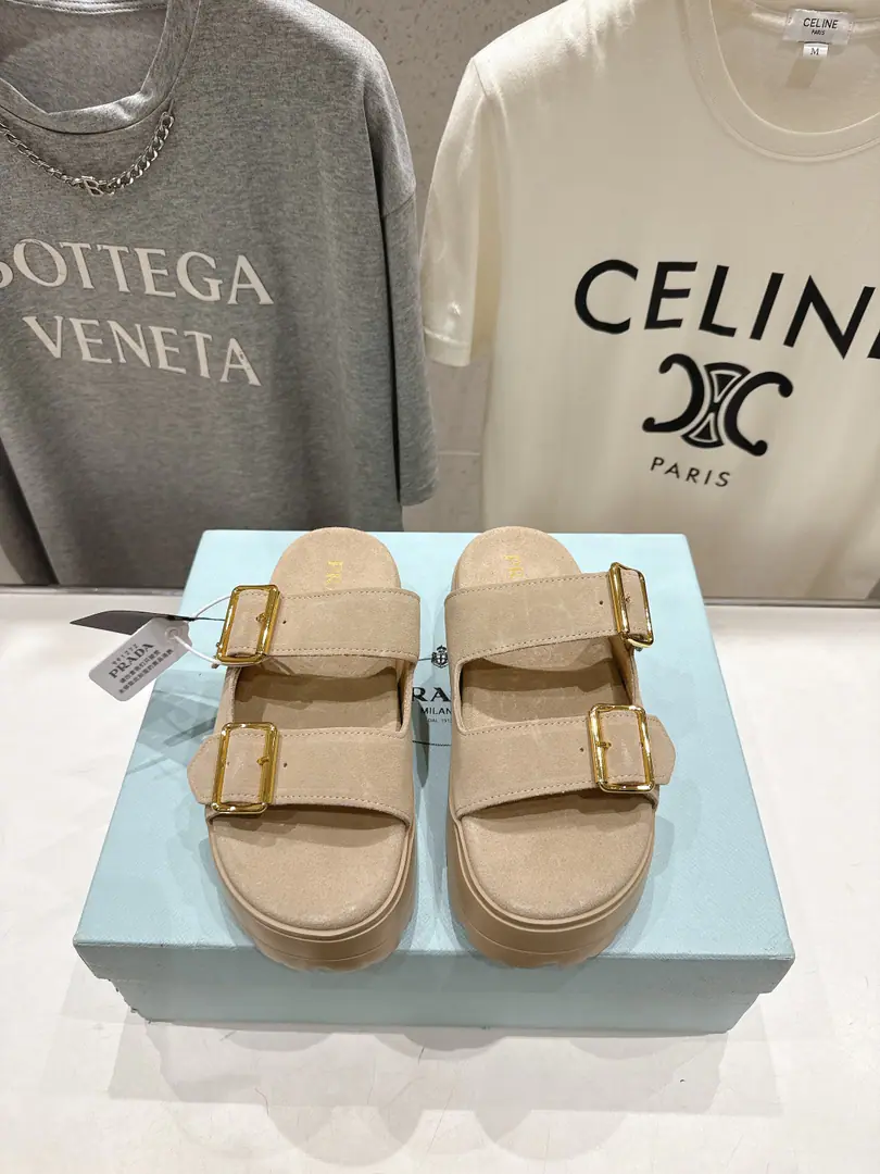 🏧𝐏𝐑𝐀𝐃𝐀- The thick bottom. - The sandals. Romans with thick belts and a show.👍Top Quality Comfort and fashion., Nice feet.！ Importing high-swilight cattle back-feathers/Original hardware In the sheep's skin./A foot-skin. The original hair bubble is too light to slide down. Height5.5cm Size35-41 [40.41Make a reservation.]