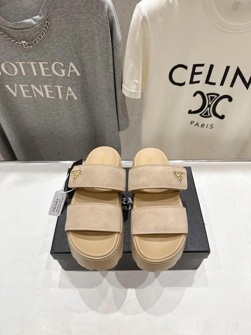 🏧𝐏𝐑𝐀𝐃𝐀- The thick bottom. - The sandals. Romans with thick belts and a show.👍Top Quality Comfort and fashion., Nice feet.！ Import water to dye the oxen./High-swiss-lighted cow revelry. In the sheep's skin./A foot-skin. The original hair bubble is too light to slide down. Height5.5cm Size35-41 [40.41Make a reservation.]