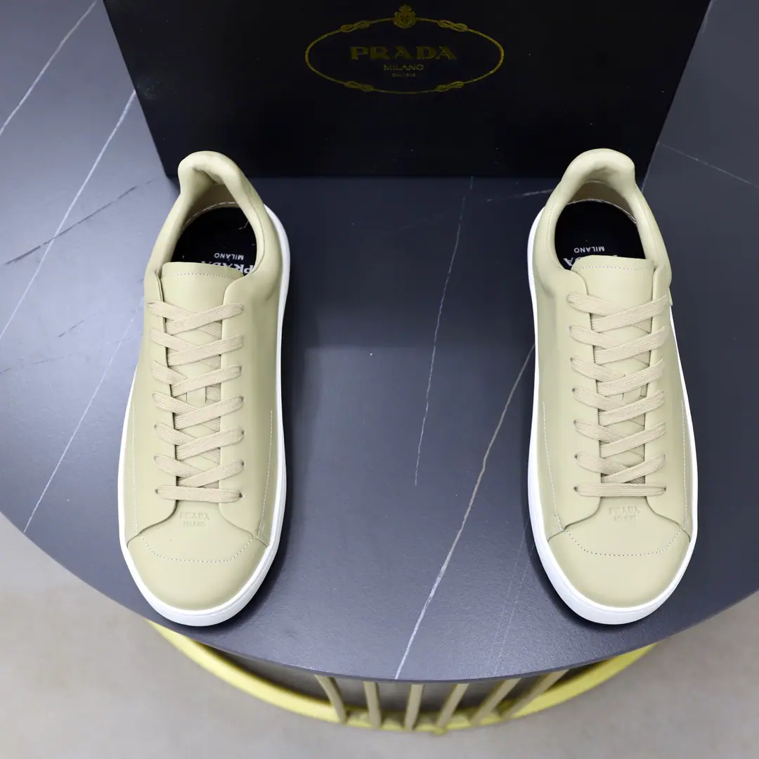 Get out of the factory. Prada/Prada. Gentlemen.CourtThe head of leather and sneakers is on the line.！The best.！ The design of this sneakers captures the essence of modern style., Combining motion function with simple and about elegant. Made from imported cow skins, Same-colour tie details create fluidly uniform visual effects, The outer side of the shoe is shaped with a simple but highly recognizable triangle marking geometry., Shoes head stamp.Prada MilanoLogo, A mix.4.5cmThe bottom of the soft rubber., The back of the heel is marked with details., The bottom is accompanied by geometrical textures., Slipperproof and grindy., The whole skin liner is designed to be fitted with a plaque to remove the logo., Take a breath from your upper feet.！Full packaged dustproof bags！ Size: 39-40-41-42-43-44-45 Standard leather shoe size.