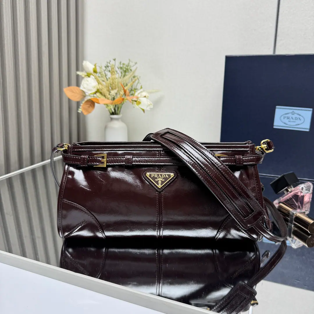 【Top First List】New paragraph🎉LusSolfOiled lass.🎉1BH Tilt Pack🎉This slashed bag uses imported oiled syrup., The brightness of the color is a classic., With a long shoulder band that can be deactivated., ♪ Easy shoulder and slant ♪, The capacity space is huge., The giants work.👏, It's definitely a cashier's allowance., Take this back into your old slant bag and go home.！Dimensions: Long26xHigh14xBottom12cm🎉🎉🎉👏👏！