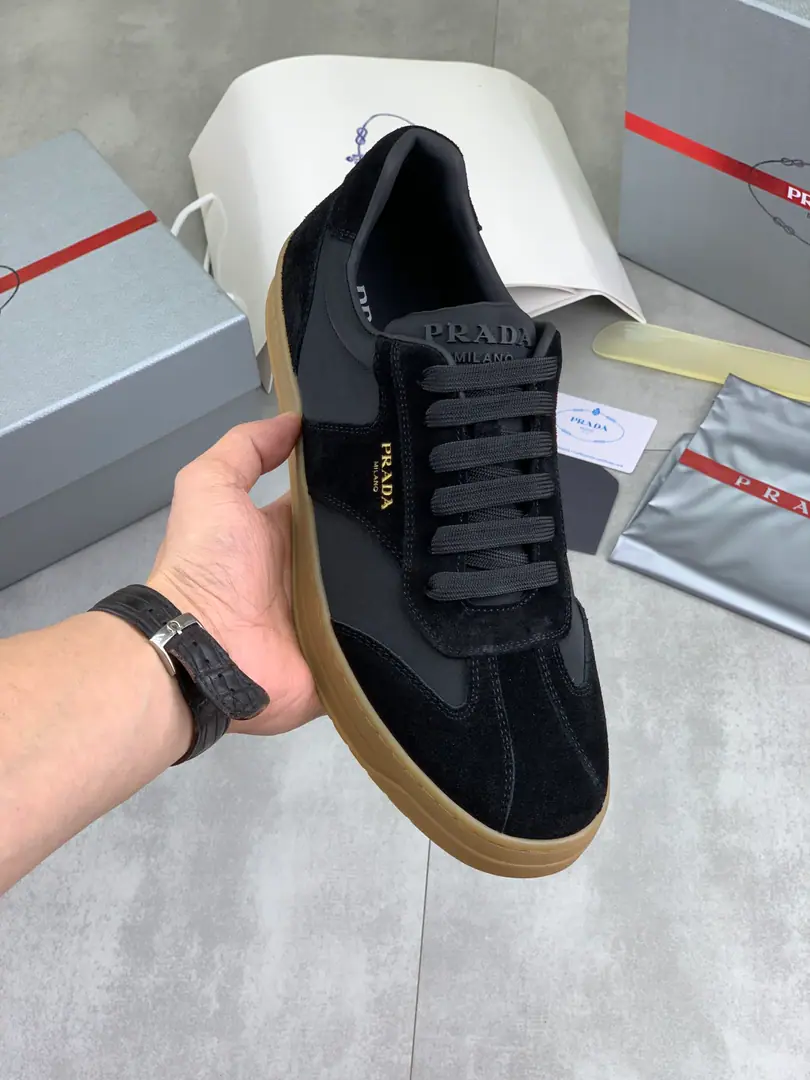 Plant prices 【Real value】Latest The official network is on the market., 🆘 Tide（Prada.Prada）The main pusher is the money., The front-hander's a fashion guy's shoe., Cow-faced.1: 1..Fashion is fine., The original imported cattle mats and feet inside the cow's skin.. The atmosphere is more adept and more strategizing., It'll turn the old mind around., You must be a fashionist.! You'll have to stay.! The high comforts.TPU- The bubble., Work at high quality. Codes: 38-45 5️⃣Colour Optional.