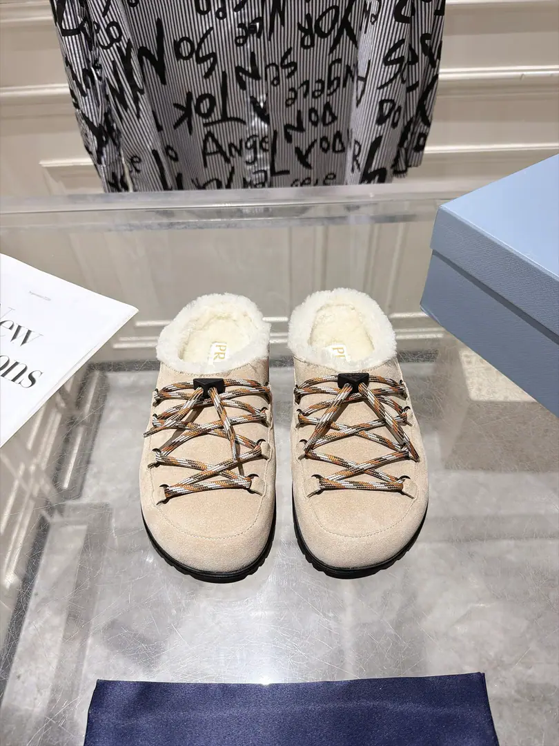 Prada 2026 The new winter belt is half-grafted. SignalALAIAStraps. With a sharp line and a fine metal. The retro-blank design. A smart touch to the foot. With a few of the elegances of old times. The fabric is custom-made for the cow counter-emerging. The insides are all wool. Original modeling, slide-proof floor size: 35-40