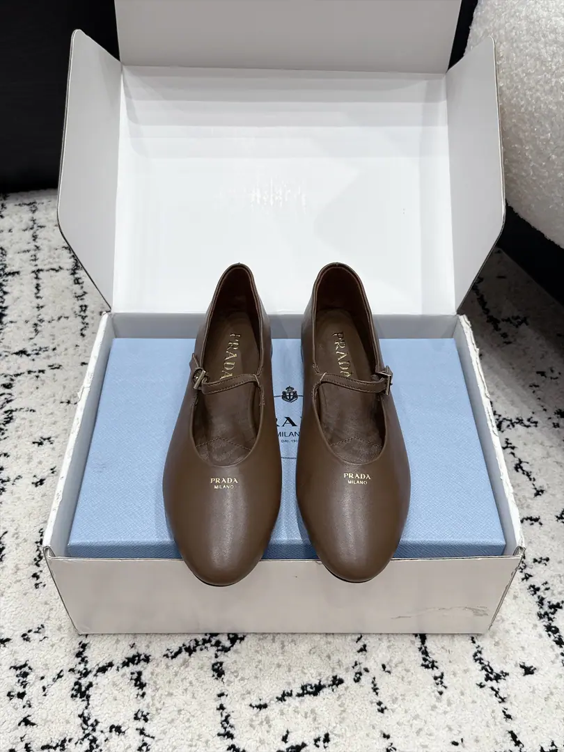 PradaPrada. 26/ The classic letter of Mary Jane's shoe is a hot print of the old money ballet shoes and a simple shoe. LeFlell Shoes. This Mary Jane ballet shoe, always a fine touch.. This leather shoe is shaped with a fiber-shaped almond shoe., The nozzle print the letters in the logo, which is a fine and pure detail.. The skin of the sheep is a little more delicate., And a beautiful, gentle charm.. Use of roundhead design, A rubber shoe., And with the letter-hot logo., Show the classic lines and fine detail.. ✔️Shoe.: Customize the skin ✔️Uchi.: Lamb skin. ✔️Shoes under the sole.: The original model of the rubber floor. ✔️size: 35-41（40 41Do it.）