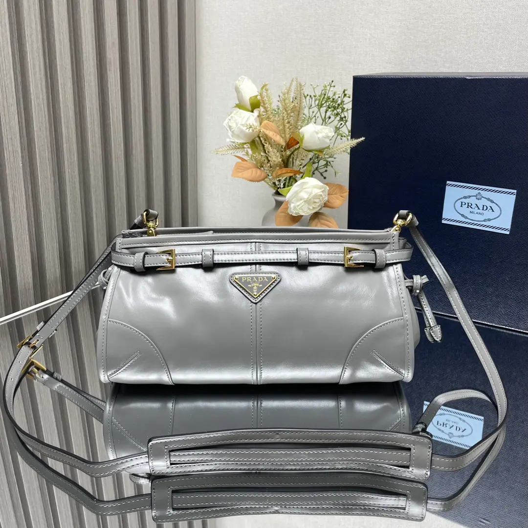 【Top First List】New paragraph🎉LusSolfOiled lass.🎉1BH Tilt Pack🎉This slashed bag uses imported oiled syrup., The brightness of the color is a classic., With a long shoulder band that can be deactivated., ♪ Easy shoulder and slant ♪, The capacity space is huge., The giants work.👏, It's definitely a cashier's allowance., Take this back into your old slant bag and go home.！Dimensions: Long26xHigh14xBottom12cm🎉🎉🎉👏👏！