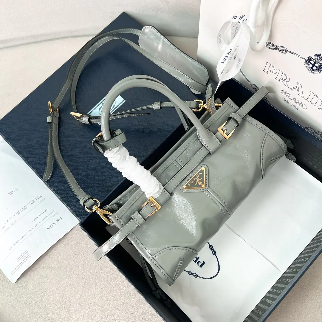 🎉SoftluxOiled lass.🎉1BA Mini-Channel.🎉🎉 This mini-handy bag uses imported oiled skin., The brightness of the color is a classic., With a long shoulder band that can be deactivated., Slash, Handheld, Shoulder belt., Meet all backsliding👏👏The capacity space is huge., The giants work.👏, It's definitely a cashier's allowance., Small size., The real lady's cute.😘😘Take this bag with you and bring it home.！Long23.5High12xBottom9cm🎁