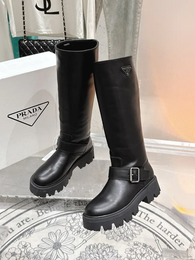 🏧𝐏𝐑𝐀𝐃𝐀Prada.F Series The latest triangulation buttons are thick and long-barrel boots Martin boots., A very long watch.. Take the boots from the show. Original Recym The layout is superb. It's a classic. It's super patient. - It's a long-lasting suit. But... The Thin Legs. Jane's atmosphere.. Shoe.: Waxing of the skin of a cow. Uchi.: Comfortable, silk-grained cow skin. Otsumi!: Original version modeled in.TpuBottom Codes: 35-40 [40.41Make a reservation.]