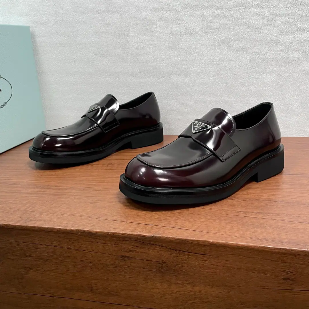 Prada A man's new leather and lyric shoes. This lyver shoes are so elegant and so modern.. Made with black cow hide and bright face, hand-skinned, bead-and-gold leather., The front cross-trip is marked with trigonometric metal, the stump logo details., Sewing of imported car beds, Shoes-to-shoe design, Combining the skin with the vulcanization resistant grinding.EVAThe bubbles are so light and so deep., Full cow skin and a gold-hot pedal., - He's a man.. Classic Fashion, The upper foot is comfortable.！Dustproof bag with original box！ Codes: 39-40-41-42-43-44 Standard leather shoe size.（38/45I'll make sure I don't change it.） The cargo.: XY Triangular Markers Curry beads open.