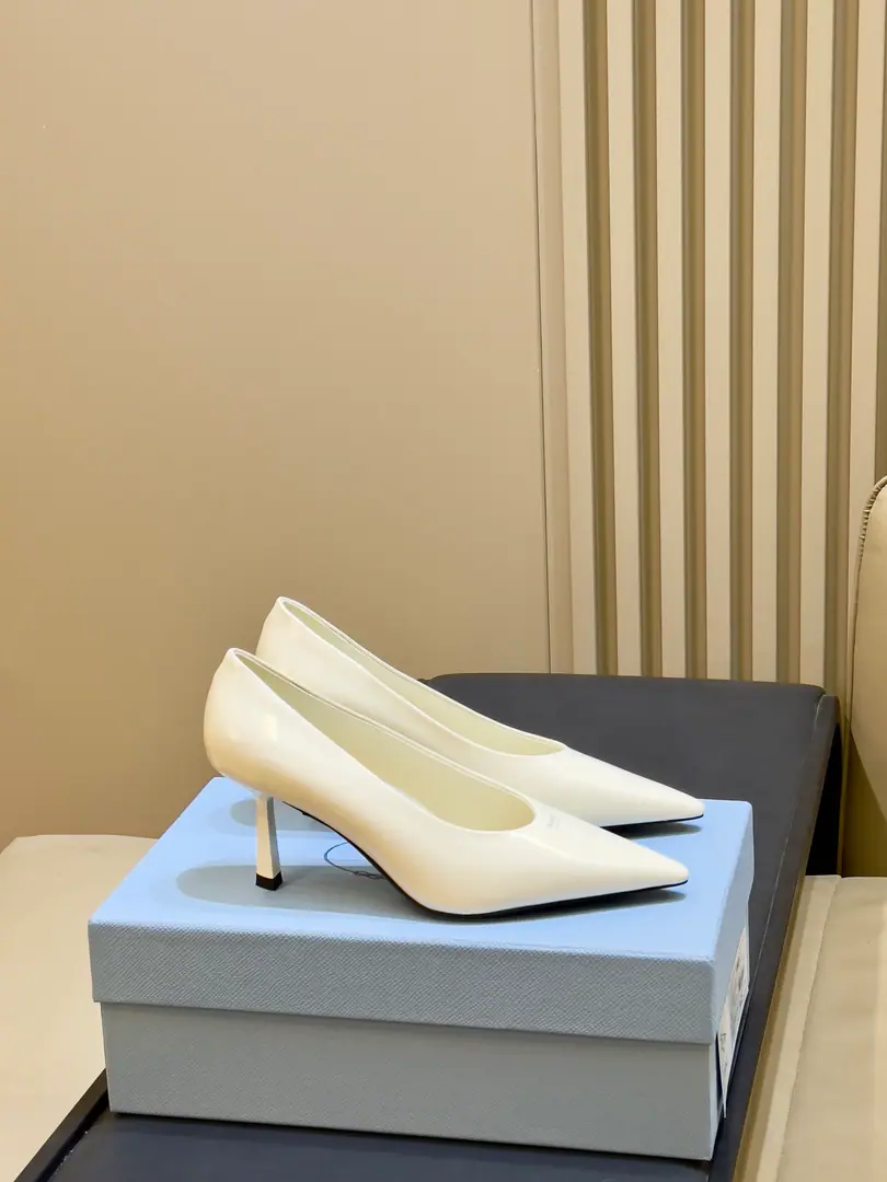 🆕⚠️ prada 26ss new arrival～High heels. PradaSpill-head heels., Use bright-face leather, The light is full., French graceful gas is directly full.！Pointhead+Ding-Sing, Cross-banding in the back empty., The moist feet are strong., You're not tired in your comfortable clothes.. There's a side of the shoe cushion.PradaMark, It's a branding thing.. It's not about dress and suit., It makes sense., Telecommuting, Date, It's a good time for the official.～ size:35-41(40-41I'll make sure I don't change it.)
