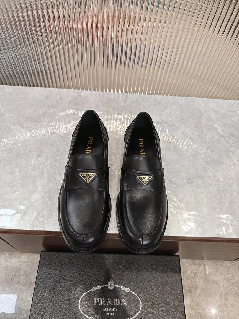 Prada/Prada. The new man's got a shoe. The Xanax. You know what you're doing.！ Made from imported black cow skin Sew-up process Soft and cozy and cozy. Classic LeFoo shoes. Triangular metal, punctuated with a punctuated strip. Elegance atmosphere High quality. I'll kill every single commodity in the market. Marked gold pony stubble. The inside calf skin. It's a real pair of skins. Hand-hand rubber stickers. Slipperproof grinding. The upper foot is very comfortable. Packed with dustproof bags and shoe pulls Standard leather shoe size.: 39-40-41-42-43-44 (38.45.46Custom) The cargo.: 2D B