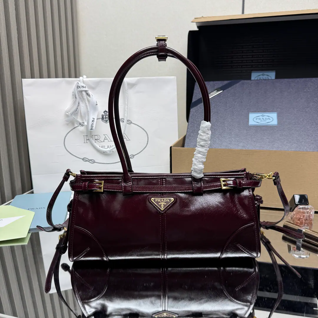 【Top First List】🌹Small1BA （Long wrists.）🎉LusSolfOiled lass.🎉1BA Small🎉🎉This slant bag is on the imported oils., The brightness of the color is a classic., With a long shoulder band that can be deactivated., To facilitate the matching of different occasions., The capacity space is huge., The giants work.👏, It's definitely a cashier's allowance., Take this bag with you and bring it home.！Dimensions: Long32xHigh15.5xBottom12cm🎉🎉🎉👏
