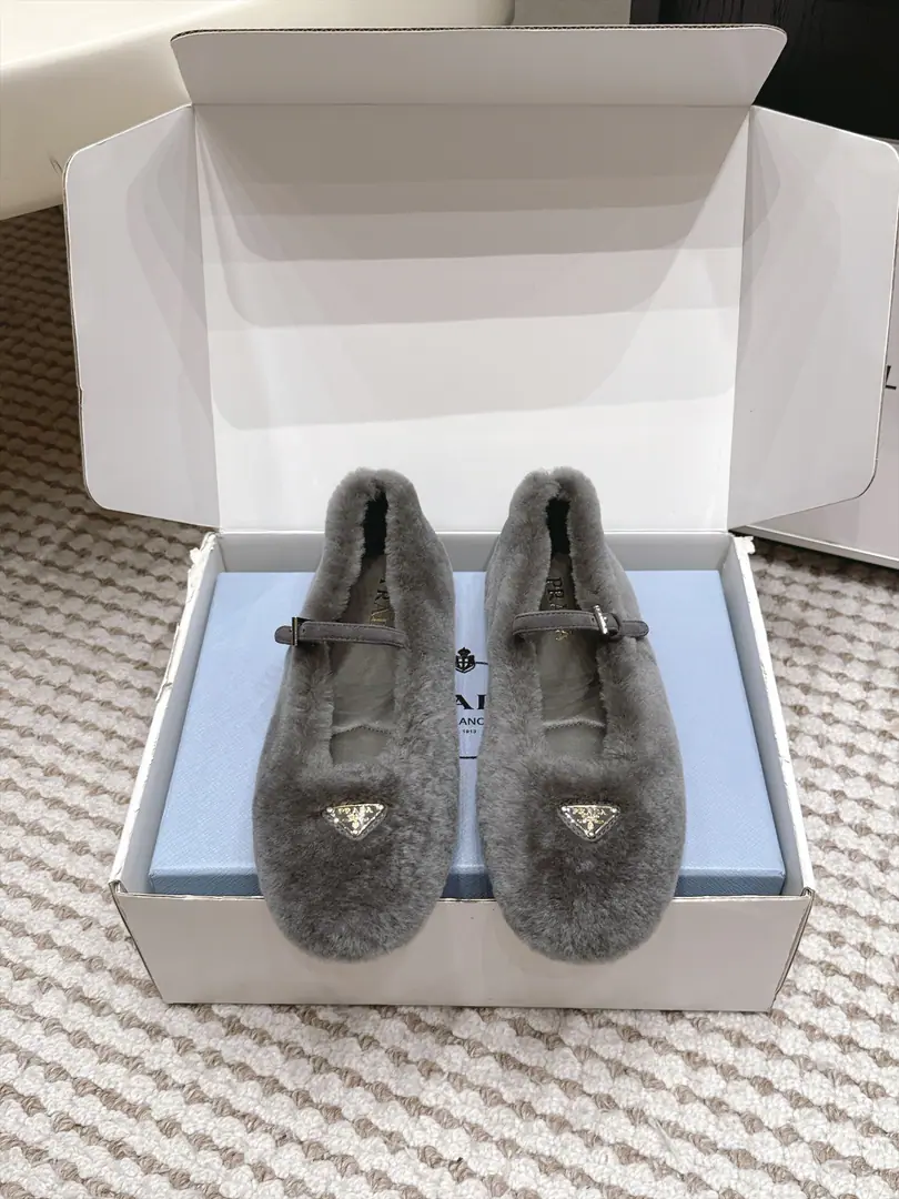 Requisition level Prada 26/ The latest round-headed Mary Jennifer shoe, classic metal tributary hair-stuffed, warm-down shoes. Makes them light and comfortable. To satisfy the many choices of the different styles of fashion.！Marked Metal Triangle, Simple fashion, Every design element is on a fashionable spot.！ Fabulous.: Import rabbit hair Uchi.: Importing sheep's skins Otsumi!: Original custom shoe bottom Size: 35-41（40 41Do it.）