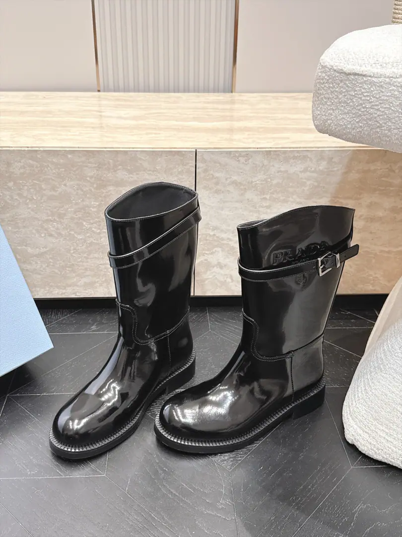 - It's a stroke. Prada/Prada.F 2026ssThe latest autumn and winter boot, the bottom-stamped Martin boots, the middle-stuff boots., A very long watch. Take the boots from the show. Original Recym The layout is superb. It's a classic. It's super patient. - It's a long-lasting suit. But... The Thin Legs. Jane's atmosphere. ✔Shoe.: Import head-decked cow skin ✔The inside sheep., Skins of feet. ✔Otsumi!: Original Group Bottom ✔Codes: 35-40（40Make a no-refund order.）