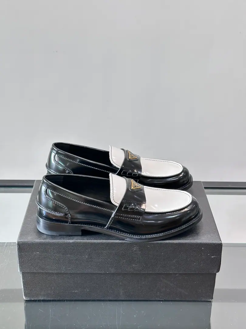 Prada/Prada's new leather shoes.👞Use of Italian import of open-beaded shoes, Big pieces of puzzle design, No more darts., Rework., Fine marks., Same-same-symbol decorations, I want to combine classics with modern styles., Inreben dyes the cow skin., MarkPRADAThe logo, the cow's skin and foot., The original factory is so lightly grinding the texture and the dents are really thick., It's not tiring., The shock is excellent., The upper foot is comfortable.！ Dollar, Size: 39-44（45.46Custom）