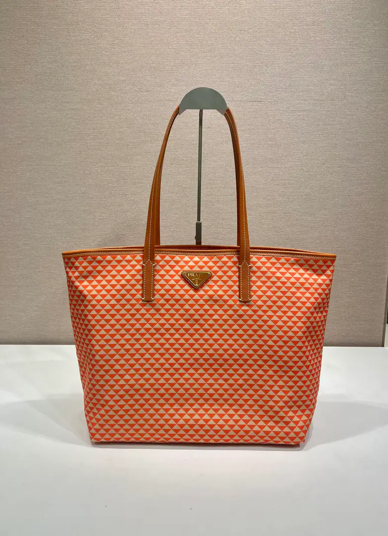 🎉New Tot Bag.🎉1BD New🎉🎉 This one.Tessuto TriangulumTote bag with imported nylon flour, A cross-cut cow skin., Triangular pattern is a good color., Large Space, It's really a big one.😘😘The top is very good., Ladies., Let's get started.🎉🎉, Spring and summer., Another time-consuming time-out.🎉🎉 Long33cHigh29xBottom14cm🎉🎉🎉