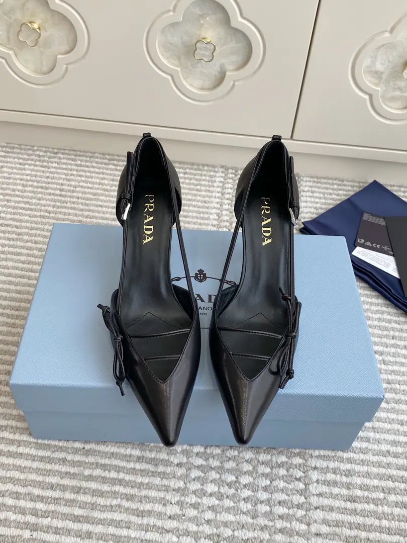 Batch 🐳Requisition level❗️PradaPrada.〰2026The early spring new money.🆕Butterfly knots, high-end, single-shoes. ✔️This high heels are with commas and commas., I'll rewind my shoes.PradaThe elements of the past design, It creates a congenial slurized slur and a mix of motion elements.. ✔️Shoe.: Importing cow paints/Open the oxen./In the sheep's skin. ✔️That's a big one. ✔️He's tall.: 7.5cm ✔️size: 35-39（34.40.41Custom without re-offer）