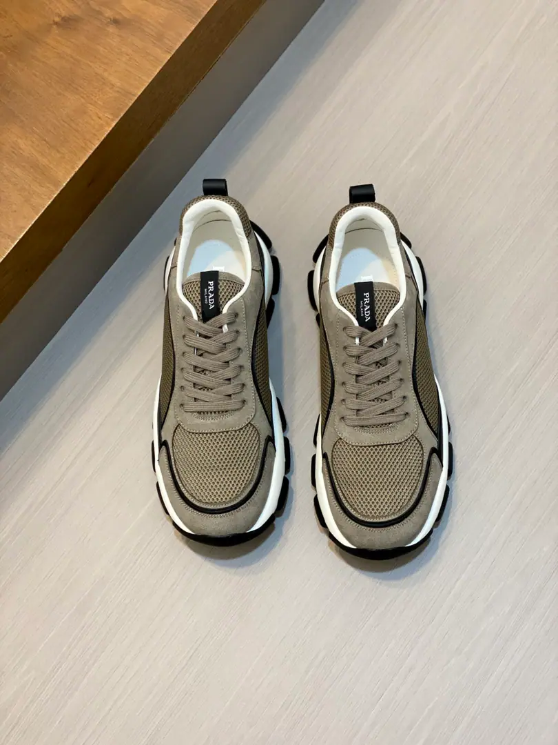 PRADA/Prada. Montecarlo Re-Edition 2026Summer leather shoes. This sneakers...2026Year as first yearLinea RossaPart of the series, Comfortableness is integrated into the design of fine innovation.. The latest style is sports style., Returning with soft-feather cattle leather and fabriced net eye shoes, Match visible top thread stitches, Respond to original mitochonous lines. I'm inspired by my driving shoes., A soft, flexible leather bag with a rubber deconstructed sole., And give the sneakers a light look and a smooth beauty.. The shoe is burning gold.logologo decoration, The watered cow's skin is covered with gold-coated cow's skin., I'll take a breath of air from my feet.！Full packaged dustproof bags！ Size: 39-40-41-42-43-44 Standard leather shoe size（45I'll make sure it's not changed.）