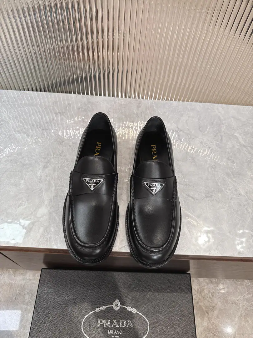 Prada/Prada. The new man's got a shoe. The Xanax. You know what you're doing.！ Made from imported black cow skin Sew-up process Soft and cozy and cozy. Classic LeFoo shoes. Triangular metal, punctuated with a punctuated strip. Elegance atmosphere High quality. I'll kill every single commodity in the market. Marked gold pony stubble. The inside calf skin. It's a real pair of skins. Hand-hand rubber stickers. Slipperproof grinding. The upper foot is very comfortable. Packed with dustproof bags and shoe pulls Standard leather shoe size.: 39-40-41-42-43-44 (38.45.46Custom) The cargo.: 2D B