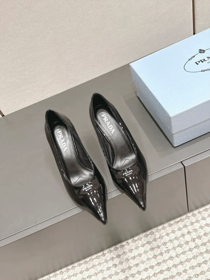 Requisition level（Bring the plane box.） Prad* 26/The classic triangle with a small high heels. Use sharp and sharp head.+Group of geometric triangles, Triangular alignment of the shoe head is brand recognition., Pulling legs together is reinforcing the sense of vanity.. Heel is a fine height., I've been uplifting my grace while keeping my shoe-type savvy.. Shoes are designed with simple, undecorated designs., Only brand-marked triangles on the head of shoes., Footprints.PRADAMarking, Shoemaking guarantees a comfortable and well-dressed set of feet.. Shoe.: Bill openings, cow skin./Painted skin. Uchi.: Lamb skin. Otsumi!: That's a big one. Increase: 7cm size: 35-41Code（40, 41Code custom is not to be changed）