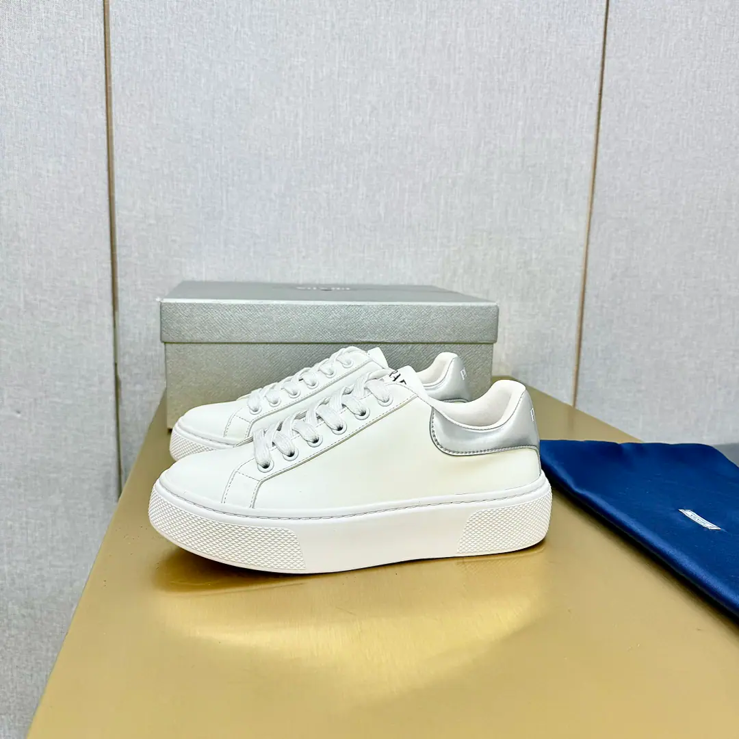 Plant price Prad*Prada. 2024Spring and summer, high-end sports shoes., These sneakers are so fashionable., Simple modern, I want to combine sports style and fine detail., The upper foot is so light., "...and made of leather material.", A rubber shoe., Shoe-tucking the alphabet., The logo, the triangulation metal logo is so elegantly developed.. Shoe.: Original green cow skin, High-wild-lighted cow emplea. Uchi.: In the sheep's skin. Otsumi!: OriginalTPU+pu♪ So we're all together ♪ Size: 35-41I'll make sure I don't change it.)