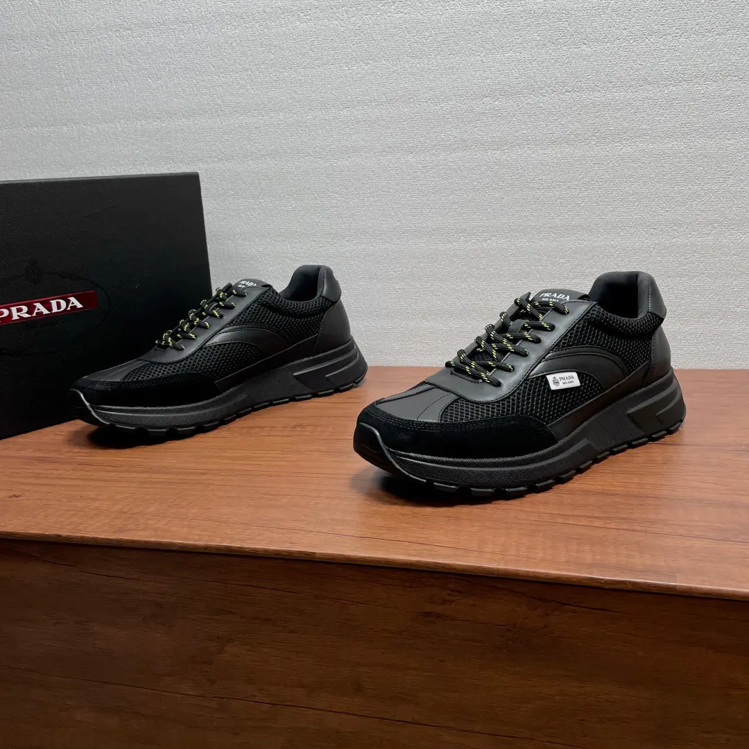 Prada A man's new recreational shoes. This sneakers combine style with comfort., A unique motion design is defined by fine material and detail.. Use smooth little cow skin., Fly leather and nylon fabrics air-net eye-eyes., Adjust with Double Circle Ribbon, It's a multifunctional and modern sense of style., Fashion is a lot of fun., The external side is labeled with branding., Shoe tongue and back of the tracks.PradaLogo, MatchPThe base of a classic tyre tattooed rubber shoe., The fabric of the cattle is mixed inside., The logo, the cow's skin and foot., Makes a comfortable dress experience.. Full packaged dustproof bags！ Codes: 39-40-41-42-43-44 Standard leather shoe size.（38/45I'll make sure it's not changed.） The cargo.: 2E3159Network Black