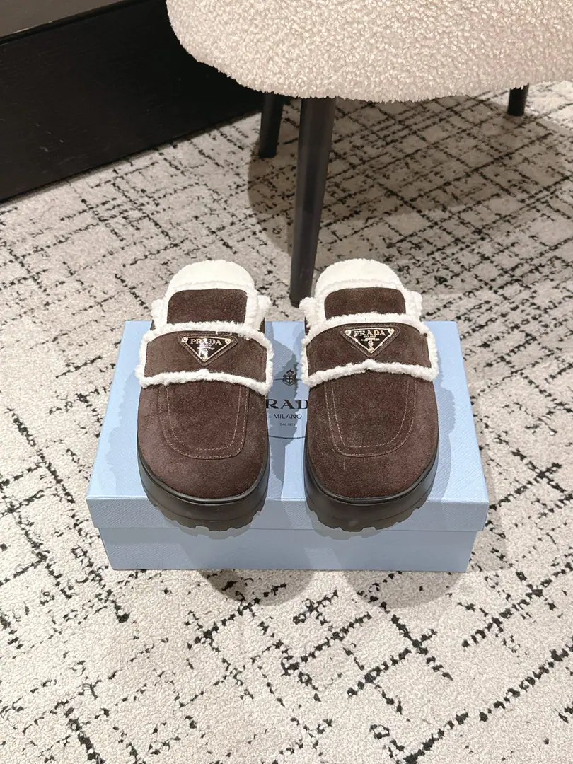 🏧𝐏𝐑𝐀𝐃𝐀The top triangle is Nironwalda, and the snow party is a big, dark, snow-headed metal gear.！ Fancy swirling cow refrigerates. In the blue wool of the Australian sheep./Foot. OriginaltpuRubber Bottom Size35-41 [40.41Custom]