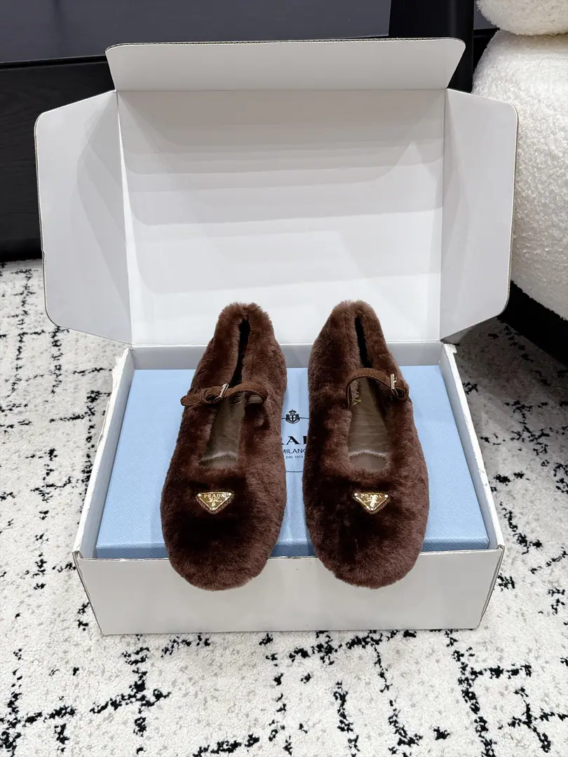 pradaPrada.26/ The latest round-headed Mary Jennifer shoe, classic metal tributary hair-stuffed, warm-down shoes. Makes them light and comfortable. To satisfy the many choices of the different styles of fashion.！Marked Metal Triangle, Simple fashion, Every design element is on a fashionable spot.！ ✔️Fabulous.: Import rabbit hair ✔️Uchi.: Importing sheep's skins ✔️Otsumi!: Original custom shoe bottom ✔️Size: 35-41（40 41Do it.）