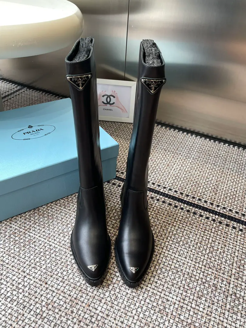 PRADA Prada. Autumn and winter, new triangulation boots. PradaIt'll be used on important occasions. A little bit of a little bit of a little bit of a pompous feeling about the fresh wind. The upper foot is perfect. The skinny one is just a little bit more slender. ♪ A graceful, big-flank, ♪ Various accessories It's all exclusive. A little.PradaVariation style The fabric is coming in./Cowskin. /The veal is high and bright. The inside water dyes the skin. Italian original rubber slided floor Codes: 35-40（40.41Do it.）
