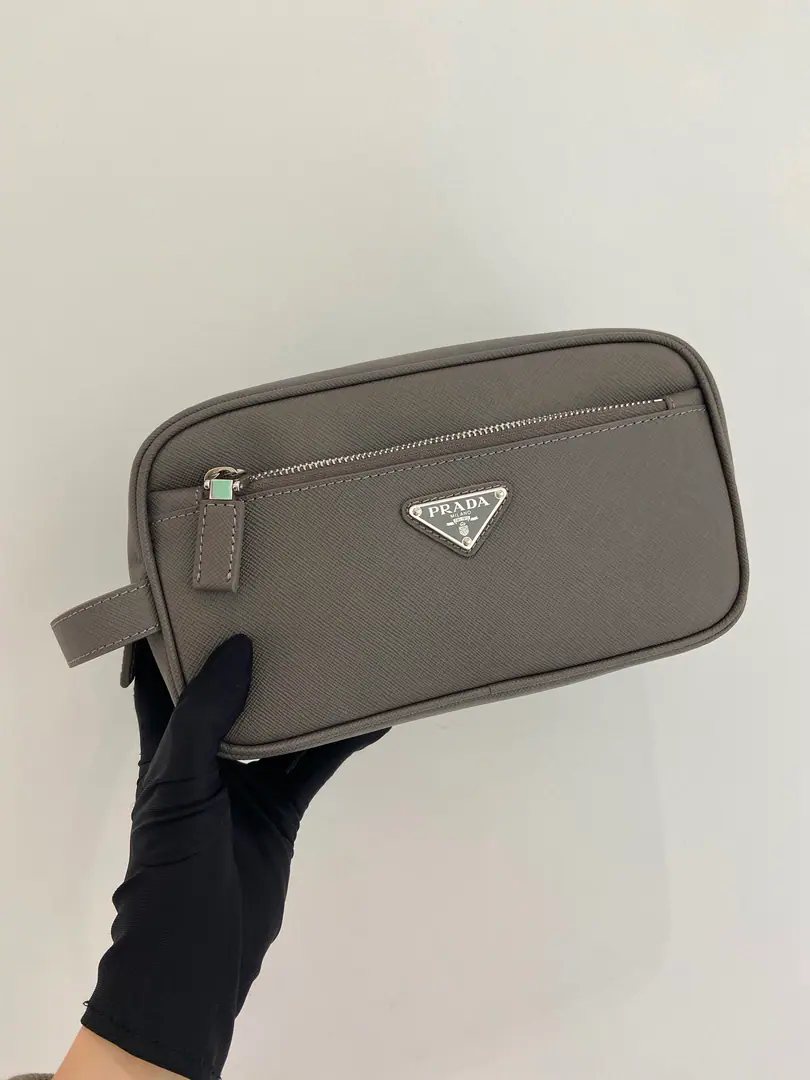 🎉New handbags.🎉2NA Bullskins.🎉🎉 This trip bag is made of cross-grained cattle., Design is simple and simple., The bag is equipped with a top zipper., And with a paint, a triangle of stun and a...SaffianoHandband., Two external zippers. Internal zippers., Not very practical., And a handbag., And you can collect it for your trip./Washing bags., Baby., Let's get started.🎉🎉 Long22xHigh12.5xBottom11🎉🎉🎉👏👏👏