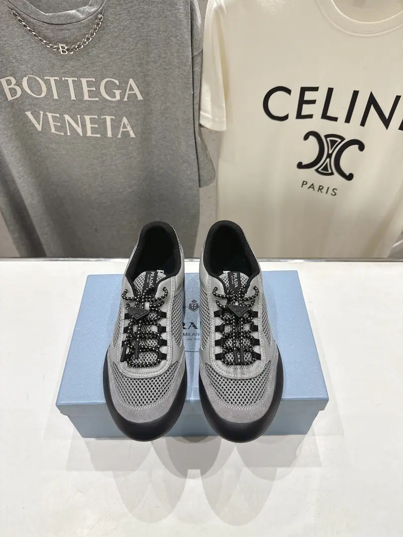 Female/Men 🏧𝐏𝐑𝐀𝐃𝐀Prada. Latest series Top Cozy, couple shoes.👫Leisure sports shoes The fabric imports the cow skins.+Airnet. I'll use airnets inside. Original OpenTPUOtsumi! Size35-45 [Women40.41/Men45Make a reservation.]