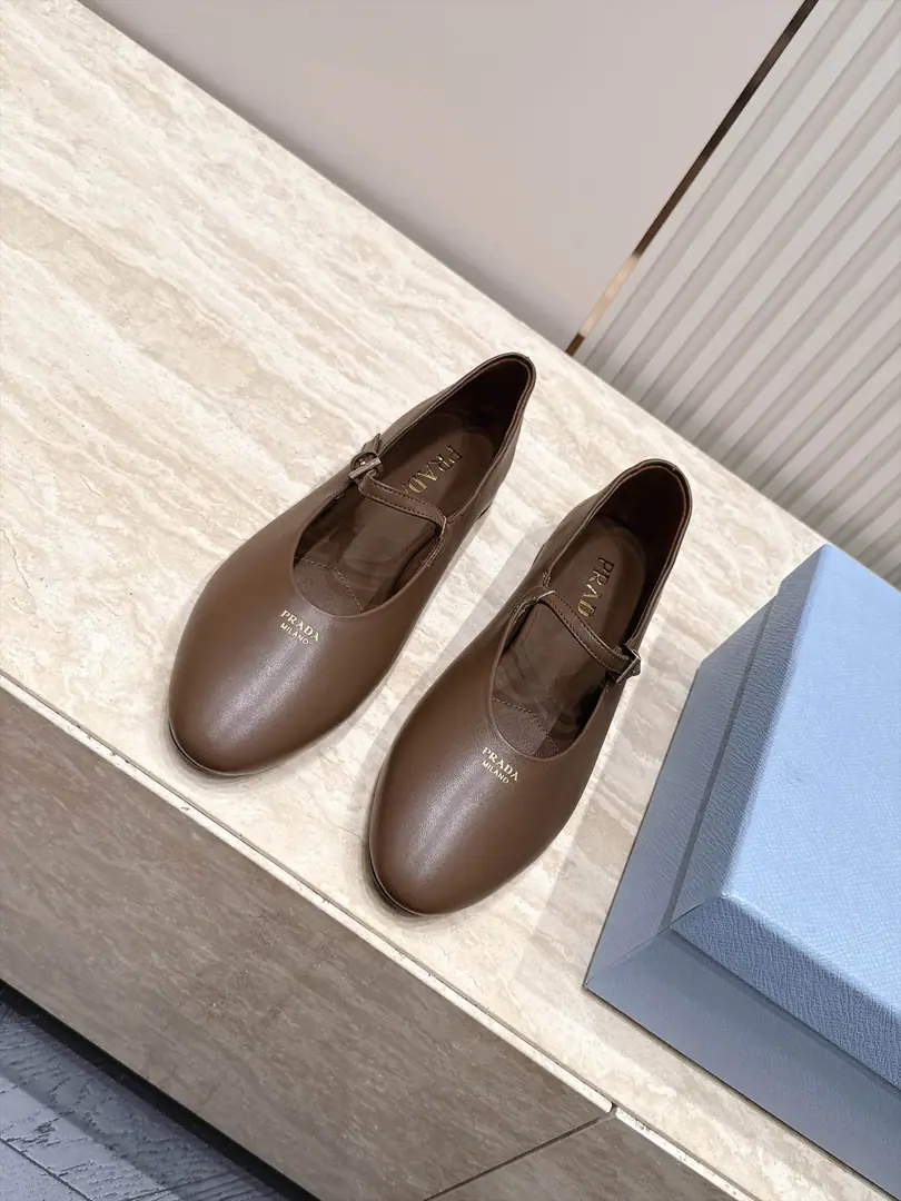 Top Version Prada Prada. 2026ssNew Mary Jane's flat-bed Happy Shoes. The Red Bang is coming.！The big reds are the first to experience., RedinsThe Herb-breeding God., It's a very retrograde wind., The aerobics are perfect., It's a very classic design., It's very high-class and very comfortable..Original 1-to-one.！Absolute monopolistic practice！ Fabulous.: Imported cattle skin Uchi.: Import of sheep skin Otsumi!: The Italian skin is a big thing. Size: 35-40（40I'll make sure I don't change it.）