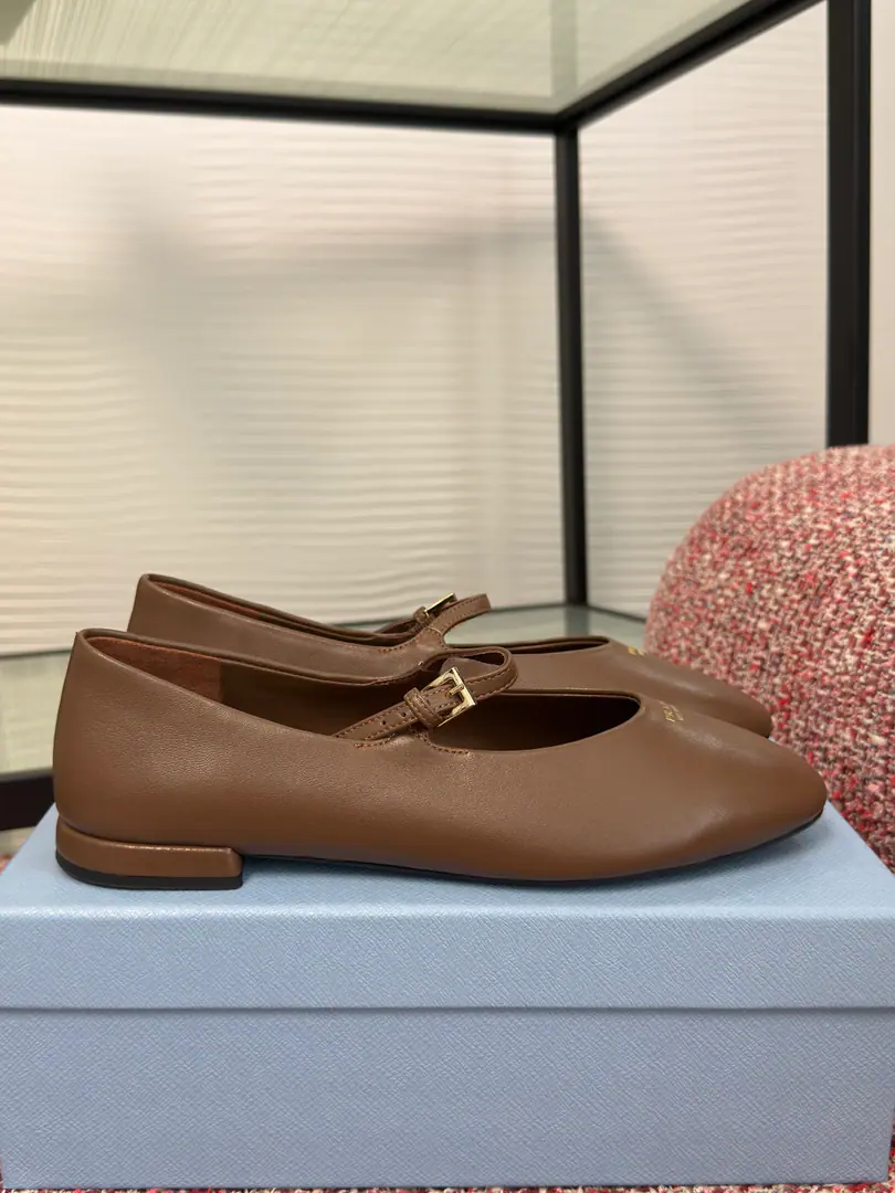 Top Version PRADA Prada. 2026 Autumn and winter money. Circle Head Bold Floor Mary Jane. Ballet shoes. This Mary Jane ballet shoe, always a fine touch.. This leather shoe is shaped with a fiber-shaped almond shoe., The nozzle print the letters in the logo, which is a fine and pure detail.. Fabulous.: Import of sheep skin Uchi./Foot.: Import of sheep skin Otsumi!: The original model of the rubber floor. He's tall.: 1cm Size: 35-41（40 41I'll make sure I don't change it.）
