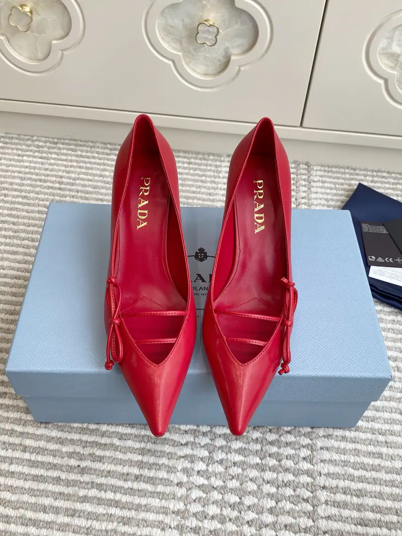 Batch 🐳Requisition level❗️PradaPrada.〰2026The early spring new money.🆕Butterfly knots, high-end, single-shoes. ✔️This high heels are with commas and commas., I'll rewind my shoes.PradaThe elements of the past design, It creates a congenial slurized slur and a mix of motion elements.. ✔️Shoe.: Importing cow paints/Open the oxen./In the sheep's skin. ✔️That's a big one. ✔️He's tall.: 7.5cm ✔️size: 35-39（34.40.41Custom without re-offer）
