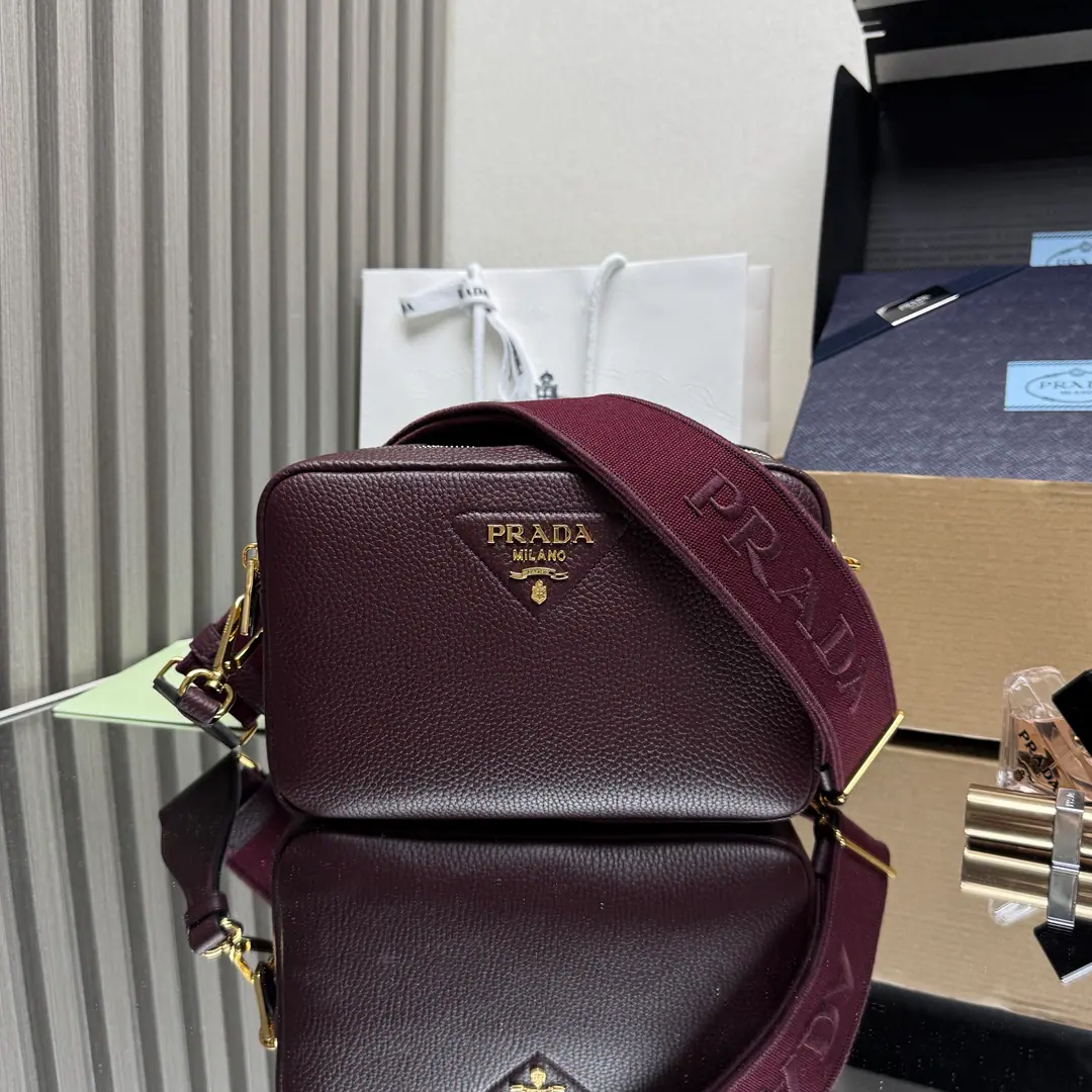 【Top First List】New paragraph🎉1BH Two shoulder belts.🎉 This bag is made of leather., It's a little bit simple.. Weasel straps with the letter label, It's a little more moving.. Two swaps for the long shoulder belt design.. LOGOWeeds and weeds and cow skins., It's perfect.😘, A mix of clothes and clothes on different occasions.😘, Large Space, - How many layers?, It's so soft., Let's get started.🎉Dimensions: Long22xHigh14.5xBottom8.5cm！