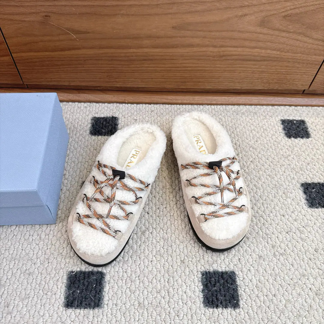 Get out of the factory.（Top Version） 26♪ Autumn and winter ♪🍂⛄️ PRADA Prada's new money.△Triangulation sign, wool shoes., Boots. Snow boots. Two-coloured velvet real lambs with red boots. DoubleTPUOtsumi! Material Details to Compare with Original, The generic version of the market is differentiated. Please accept our top quality lamb wool to be fully warm.YyDS Shoe.: Importing silk and sanded cattle skin Uchi.: Import gross Shoes under the sole.: Original Open Shoe Base Size: 35-39（40/41I'll make sure I don't change it.）