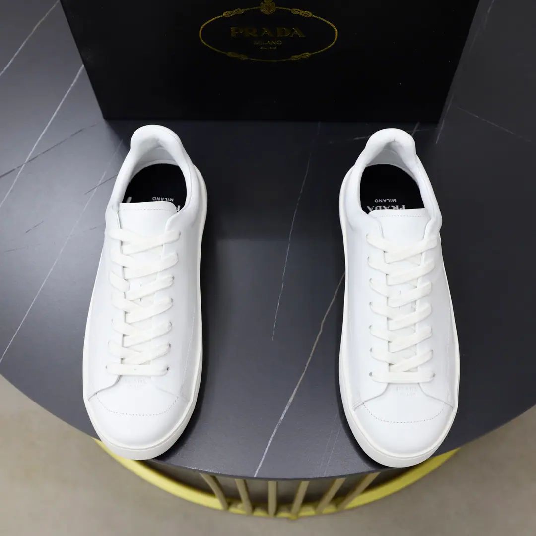 Get out of the factory. Prada/Prada. Gentlemen.CourtThe head of leather and sneakers is on the line.！The best.！ The design of this sneakers captures the essence of modern style., Combining motion function with simple and about elegant. Made from imported cow skins, Same-colour tie details create fluidly uniform visual effects, The outer side of the shoe is shaped with a simple but highly recognizable triangle marking geometry., Shoes head stamp.Prada MilanoLogo, A mix.4.5cmThe bottom of the soft rubber., The back of the heel is marked with details., The bottom is accompanied by geometrical textures., Slipperproof and grindy., The whole skin liner is designed to be fitted with a plaque to remove the logo., Take a breath from your upper feet.！Full packaged dustproof bags！ Size: 39-40-41-42-43-44-45 Standard leather shoe size.