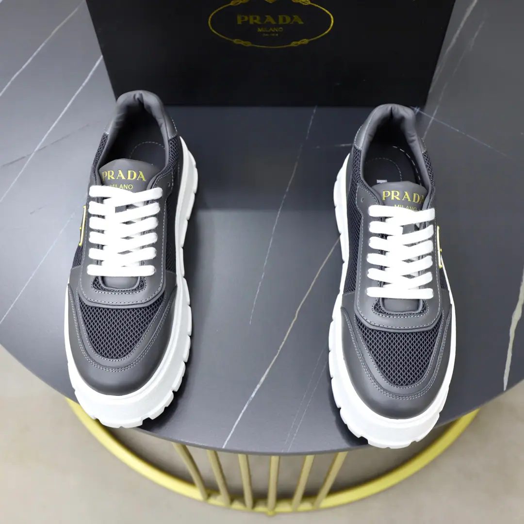 Get out of the factory. Prada/Prada. Gentlemen.CourtThe head of leather and sneakers is on the line.！The best.！ The design of this sneakers captures the essence of modern style., Combining motion function with simple and about elegant. Made from imported cow skins, Same-colour tie details create fluidly uniform visual effects, The outer side of the shoe is shaped with a simple but highly recognizable triangle marking geometry., Shoes head stamp.Prada MilanoLogo, A mix.4.5cmThe bottom of the soft rubber., The back of the heel is marked with details., The bottom is accompanied by geometrical textures., Slipperproof and grindy., The whole skin liner is designed to be fitted with a plaque to remove the logo., Take a breath from your upper feet.！Full packaged dustproof bags！ Size: 39-40-41-42-43-44-45 Standard leather shoe size.