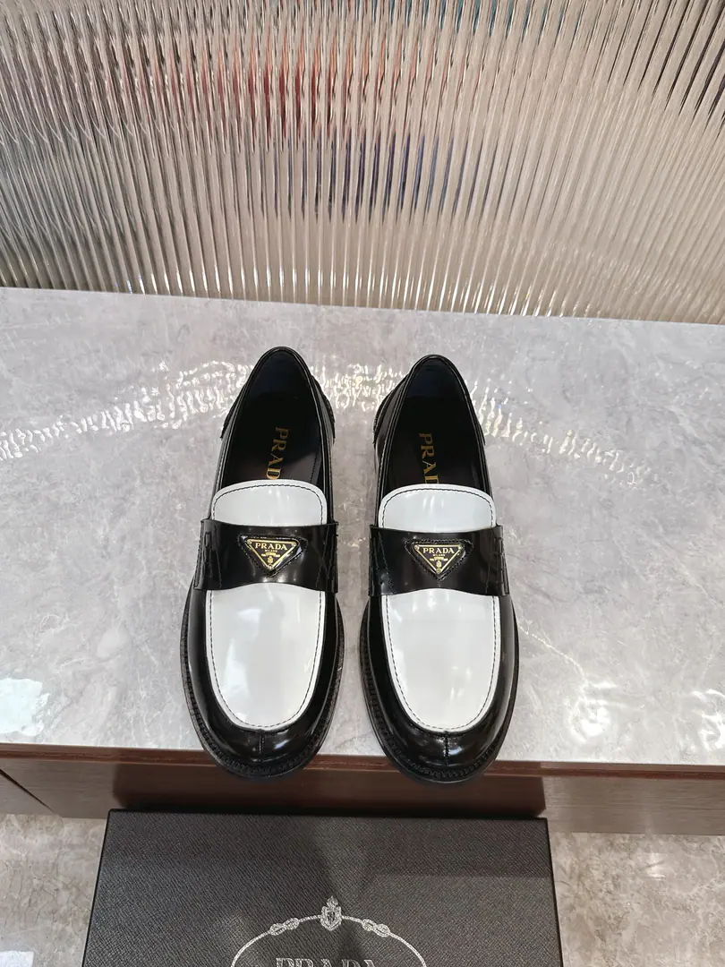 Prada/Prada. The new man's got a shoe. The Xanax. You know what you're doing.！ Use import black bright surfaces, It's made of white-faced cow skin. Sew-up process Soft and cozy and cozy. Classic LeFoo shoes. Triangular metal, punctuated with a punctuated strip. Elegance atmosphere High quality. I'll kill every single commodity in the market. Marked gold pony stubble. The inside calf skin. It's a real pair of skins. Hand-hand rubber stickers. Slipperproof grinding. The upper foot is very comfortable. Packed with dustproof bags and shoe pulls Standard leather shoe size.: 39-40-41-42-43-44 (38.45.46Custom) The cargo.: 2D B
