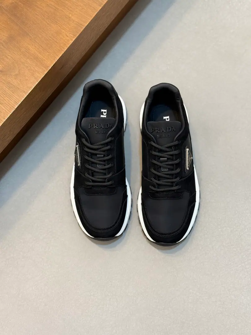 PRADA/Prada. Montecarlo Re-Edition 2026Summer leather shoes. This sneakers...2026Year as first yearLinea RossaPart of the series, Comfortableness is integrated into the design of fine innovation.. The latest style is sports style., Returning with soft-feather cattle leather and fabriced net eye shoes, Match visible top thread stitches, Respond to original mitochonous lines. I'm inspired by my driving shoes., A soft, flexible leather bag with a rubber deconstructed sole., And give the sneakers a light look and a smooth beauty.. The shoe is burning gold.logologo decoration, The watered cow's skin is covered with gold-coated cow's skin., I'll take a breath of air from my feet.！Full packaged dustproof bags！ Size: 39-40-41-42-43-44 Standard leather shoe size（45I'll make sure it's not changed.）