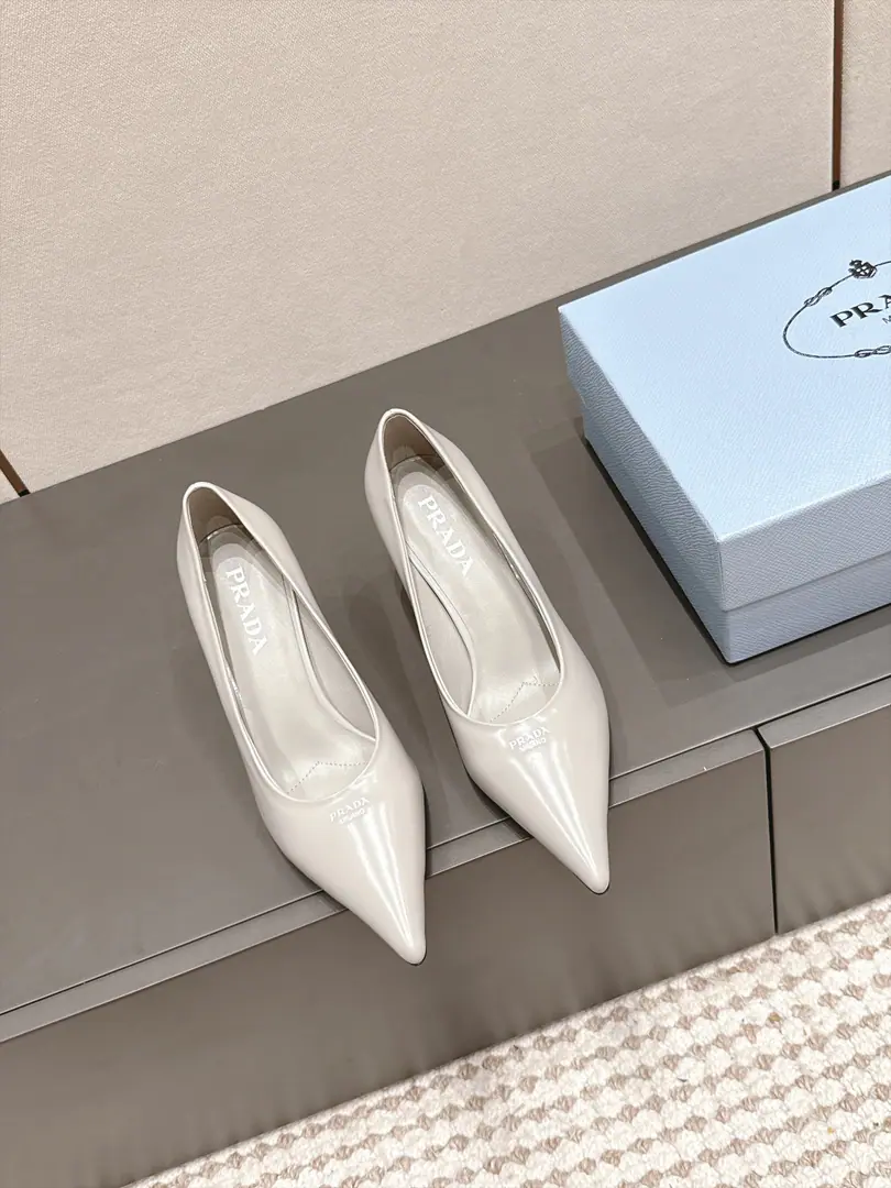 Requisition level（Bring the plane box.） Prad* 26/The classic triangle with a small high heels. Use sharp and sharp head.+Group of geometric triangles, Triangular alignment of the shoe head is brand recognition., Pulling legs together is reinforcing the sense of vanity.. Heel is a fine height., I've been uplifting my grace while keeping my shoe-type savvy.. Shoes are designed with simple, undecorated designs., Only brand-marked triangles on the head of shoes., Footprints.PRADAMarking, Shoemaking guarantees a comfortable and well-dressed set of feet.. Shoe.: Bill openings, cow skin./Painted skin. Uchi.: Lamb skin. Otsumi!: That's a big one. Increase: 7cm size: 35-41Code（40, 41Code custom is not to be changed）