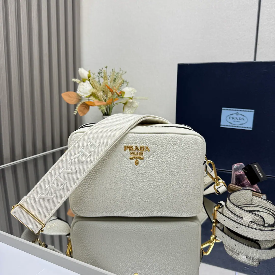 【Top First List】New paragraph🎉1BH Two shoulder belts.🎉 This bag is made of leather., It's a little bit simple.. Weasel straps with the letter label, It's a little more moving.. Two swaps for the long shoulder belt design.. LOGOWeeds and weeds and cow skins., It's perfect.😘, A mix of clothes and clothes on different occasions.😘, Large Space, - How many layers?, It's so soft., Let's get started.🎉Dimensions: Long22xHigh14.5xBottom8.5cm！