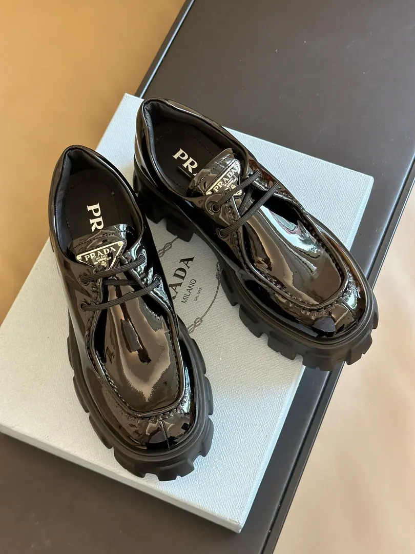 🏧𝐏𝐑𝐀𝐃𝐀Top pound roll Newest Thick Series A little red book. INS Various social platforms, Crazy enchantment.⚡⚡⚡ Two holes.（The same show master design.） Tie it. Thick, Dotted Triangle More recognition. It's very patient., It's nice. I'll have a pair of bouquets on my shoe., Lightly high density is super lightweight. Top class.35-41 [40/41Make a reservation.]