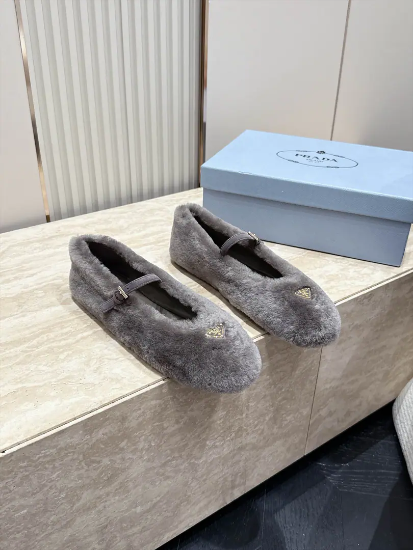 Top Version Prada Prada. 2026ssNew Mary Jane's flat-footed and Happy's hairy shoes. The Red Bang is coming.！The big reds are the first to experience., RedinsThe Herb-breeding God., It's a very retrograde wind., The aerobics are perfect., It's a very classic design., It's very high-class and very comfortable..Original 1-to-one.！Absolute monopolistic practice！ Fabulous.: wool. Uchi.: Lamb skin. Otsumi!: The Italian skin is a big thing. Size: 35-40（40I'll make sure I don't change it.）