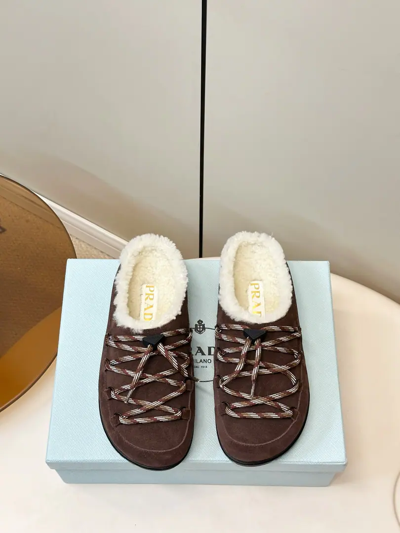 Prada｜Prada triangle26ssThe new one is bound by lambs and a half-trip. Fashion bracken slippers. ♪ Bringing a sense of slobber and old winter ♪, Round-headed shoes with various types of feet, Wearing and strapping. Cross-loading., The good things are always the same as the design., The warmer signs are very low-key., I'm a outdoor worker and I'm a little bit of a little bit of a home-cooked.. The garbs are a unique design that is half-further., We're going to have to balance winter warmness with the tide., You're lazy and stylish., ♪ Take the feeling of the mood of the autumn winter ♪, It's a 100-packed warm shoe suit from winter.. Shoe.: Importing high-swilight cattle back-feathers Uchi.: The lamb's furs. Otsumi!: Original version to open size: 35-41Code（40, 41Code custom is not to be changed）
