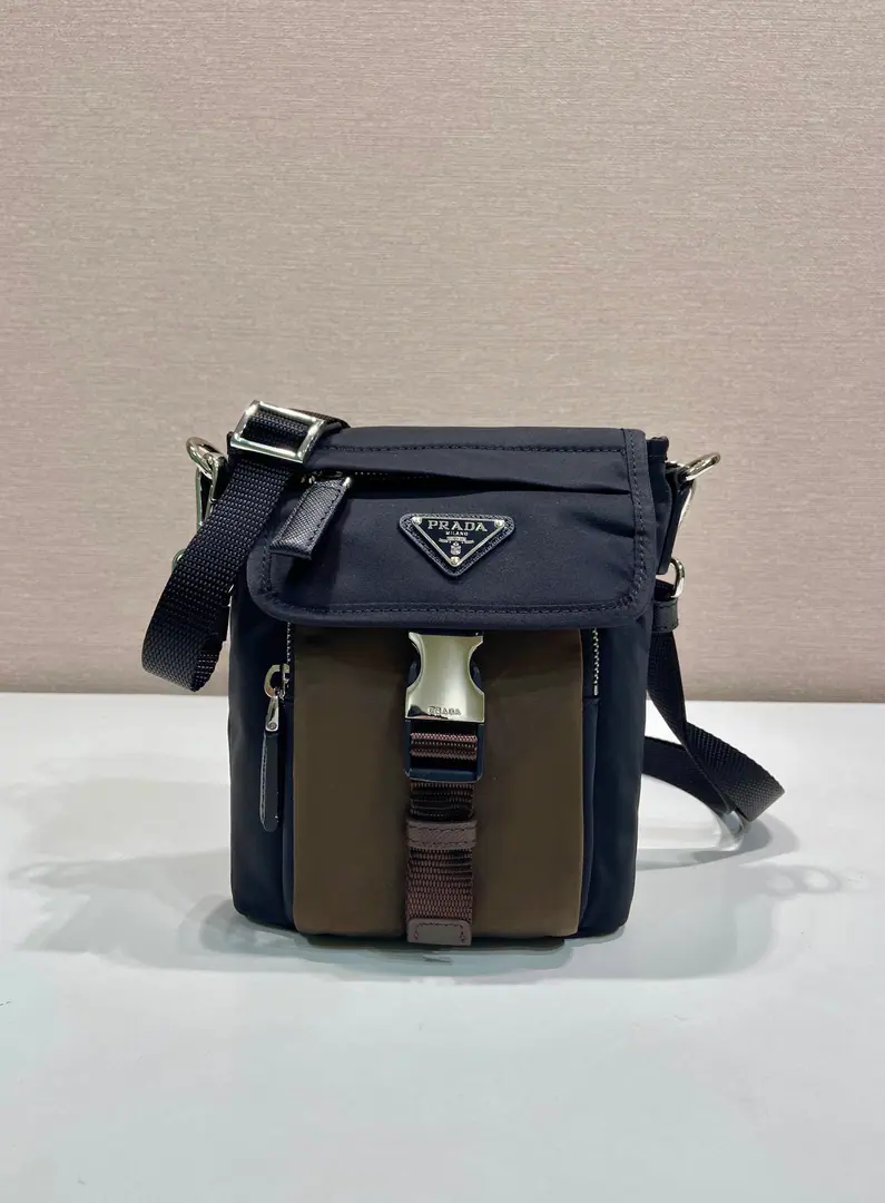 🎉New mobile phone bag.🎉2ZT 🎉🎉 This regenerate nylon smartphone bag is a multifunctional part., It's a sports style., Design compact, With an external zipper pocket and shoulder belt.. The logo, the triangulation metal logo adds a unique style to the apparel.. Large Space, The upper body is fashionable and functional.. Another time-consuming time-out.🎉🎉 Long14xHigh18xBottom5cm🎉🎉🎉